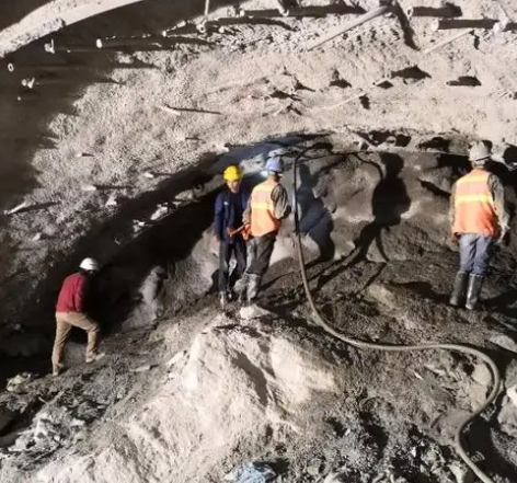 独山子拱顶带模注浆料的施工流程及注意事项